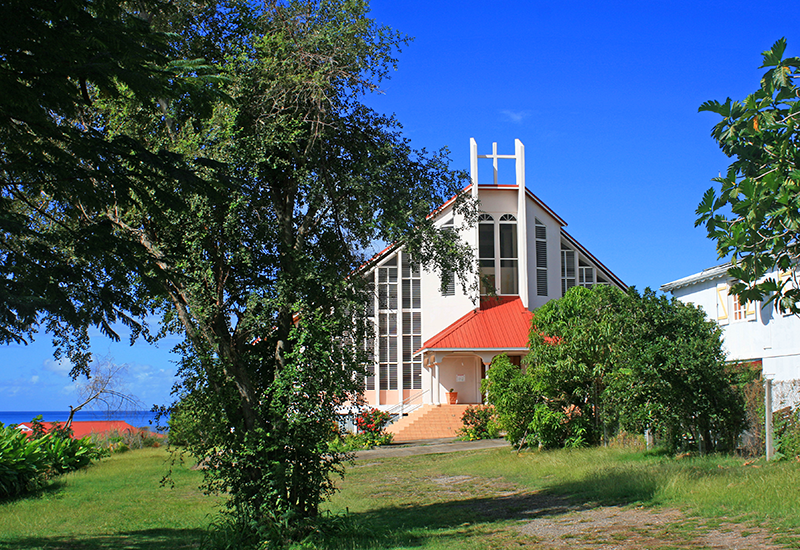 Vieux-Habitants, église adventiste. Dominant la mer, au fond d'un parc